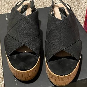 EUC only worn 2x. Have knee issues and can’t wear anything with height.